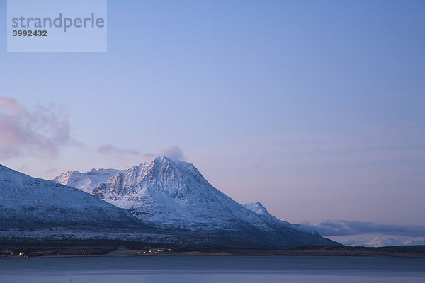 Balsnesodden  Blick auf die Meerenge vom Tromso  Tromsoysundet  Polarnacht  Winter  Tromso  Norwegen