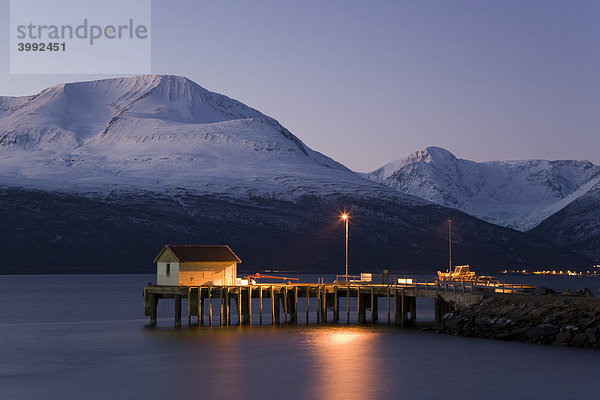 Hafen  Storfjorden  Fjord von Lyngen  Polarnacht  Winter  Norwegen