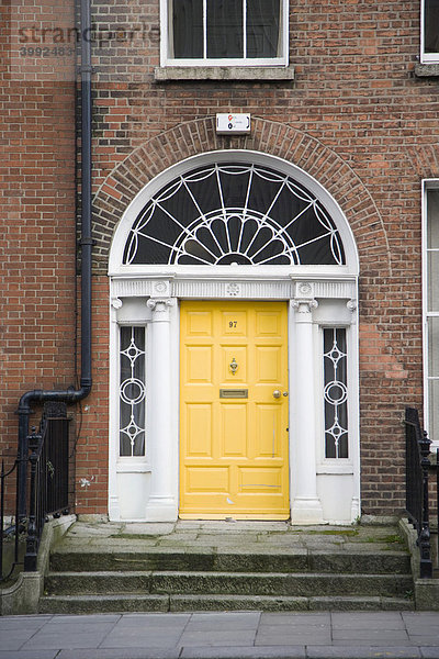 Eingangstür eines georgianischen Hauses  Lower Leeson Street Straße  Dublin  Irland