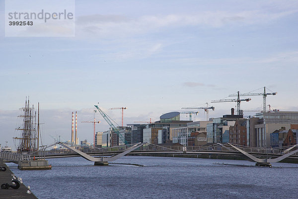 Sean O'Casey Brücke  Zugbrücke für Fußgänger und Hafenviertel  Dublin  Irland