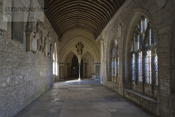 Reich geschmückte Bögen im Kreuzgang  Chichester Cathedral Kathedrale  Chichester  Sussex  England  Großbritannien