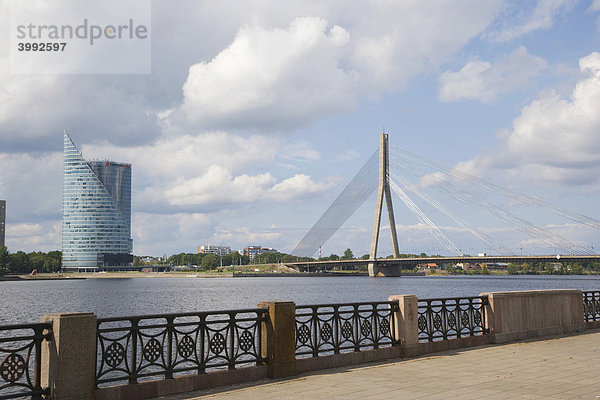 Kabelbrücke  Vansu über die Daugava und das Saules Akmens Gebäude  Riga  Lettland