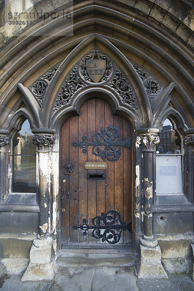 Mittelalterliche Tür eines Kirchenhauses mit schmiedeeisernen Türangeln  Gloucester Kathedrale  Gloucester  Gloucestershire  England  Großbritannien