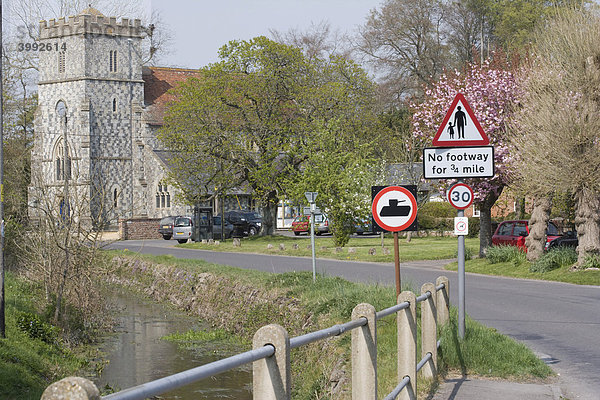 Verkehrsschilder vor der All Saints Church Kirche  Chitterne  Wiltshire  England  Großbritannien