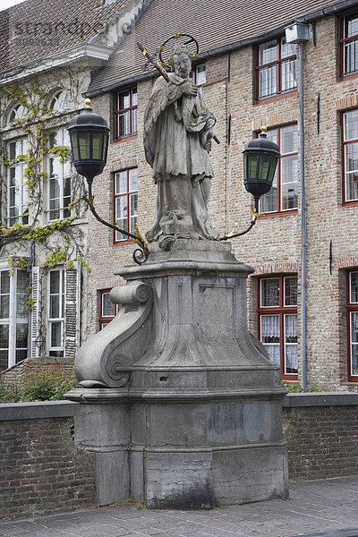 Statue auf der Nepomucenus Brücke  Brügge  Belgien