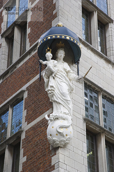 Statue der Heiligen Jungfrau Maria mit dem Kinde  Ecke Wissel Straße und Grote Markt  Antwerpen  Belgien