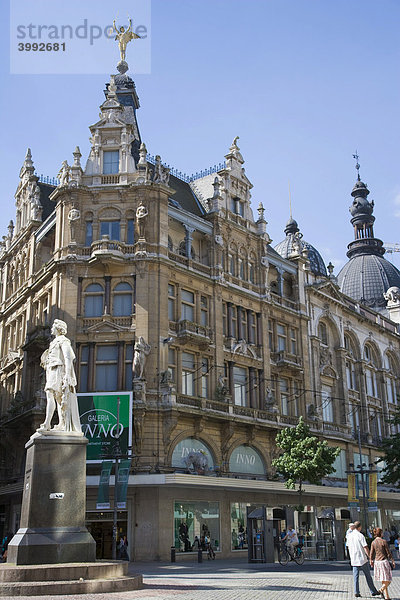 Engelsfigur hoch über der Straße  Meir  Kreuzung von Meir und Jesusstraat Straße  Galeria Inno  Antwerpen  Belgien