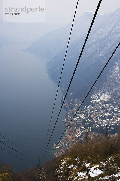Blick auf den Lago di Como  Comer See und Argegno von der Seilbahnstation in Pigra  Lombardei  Italien