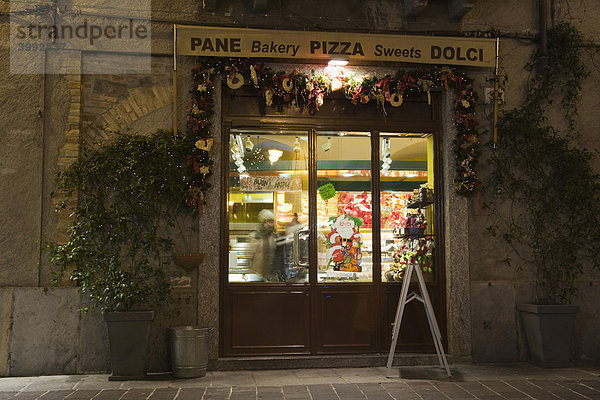 Bäckerei in der Via Francesco Muratto bei Nacht  Como am Comer See  Lombardei  Italien  Europa