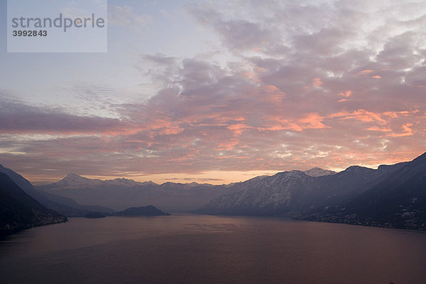 Blick auf den Comer See am Morgen von der Via Schignano aus  Argegno am Comer See  Lombardei  Italien  Europa