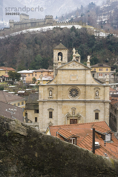 Die Burg Montebello und die St. Peter und Stephan Kirche der Festung Castelgrande  Bellinzona  Tessin  Schweiz  Europa