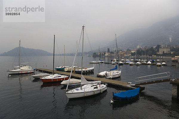 Liegeplatz mit Booten im Winter  Comer See  Tremezzo  Lombardei  Italien  Europa