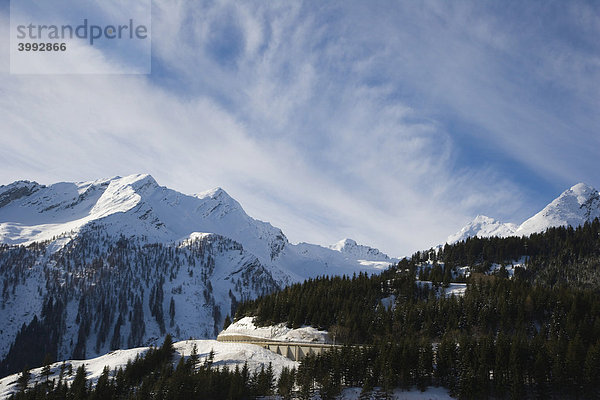 Alpen bei St. Bernhard im Winter  Graubünden  Schweiz