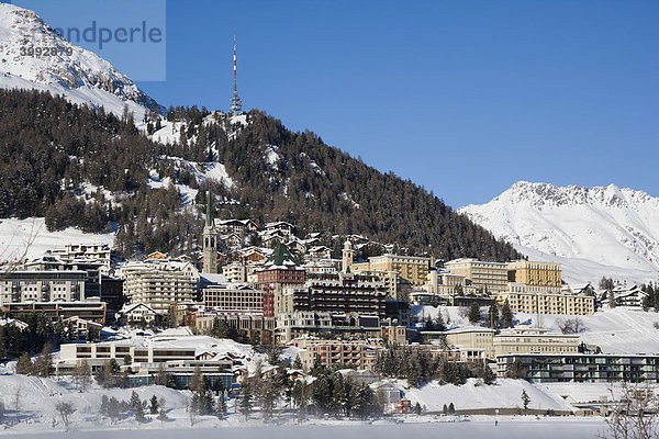 Panorama von St. Moritz mit Sankt Moritzersee im Winter  Alpen  Graubünden  Schweiz