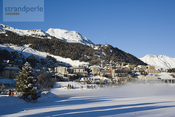 Panorama von St. Moritz-Dorf mit Sankt Moritzersee im Winter  Alpen  Graubünden  Schweiz