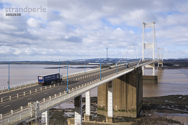 Die Second Severn Crossing Brücke mit Blick nach Westen vom Aust Cliff in England nach Wales  Vereingtes Königreich  Europa