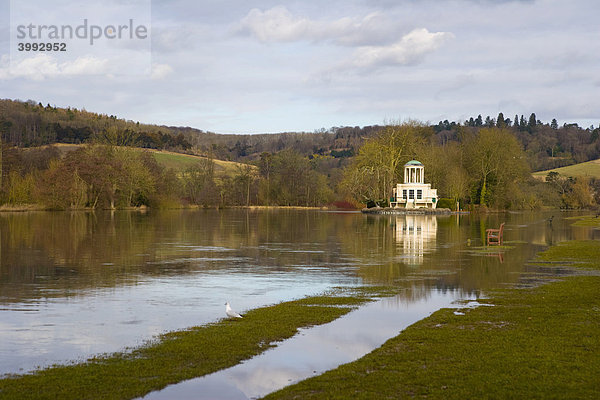 Überflutende Themse mit Tempelinsel flußabwärts von Henley-on-Thames  Oxfordshire  England  Vereingtes Königreich  Europa