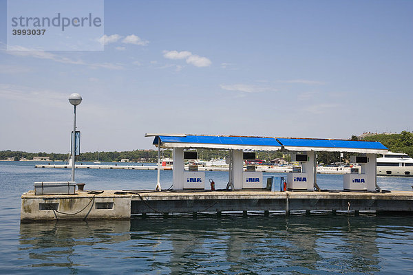 Tankstelle für Boote  Hafen  Pula  Istrien  Kroatien  Europa