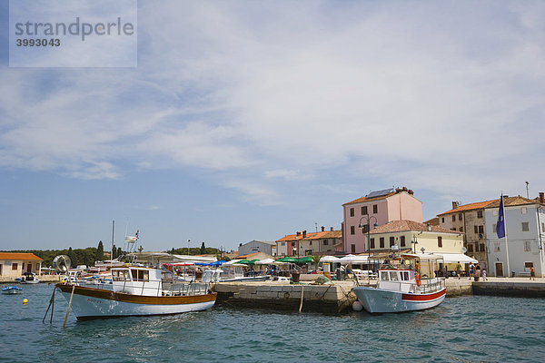 Hafen von Fazana und Titova Riva Straße  Istrien  Kroatien  Europa