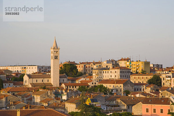 Blick auf die Stadt von Pula Schloss  Kastell  Pula  Istrien  Kroatien  Europa