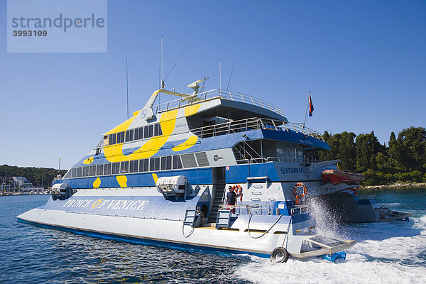 Katamaran Prince of Venice im südlichen Hafen von Rovinj unterwegs in Richtung Venedig  Istrien  Kroatien  Europa