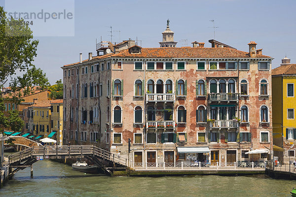 Blick auf die Fondamenta delle Zattere vom Canale della Giudecca  Venedig  Italien  Europa
