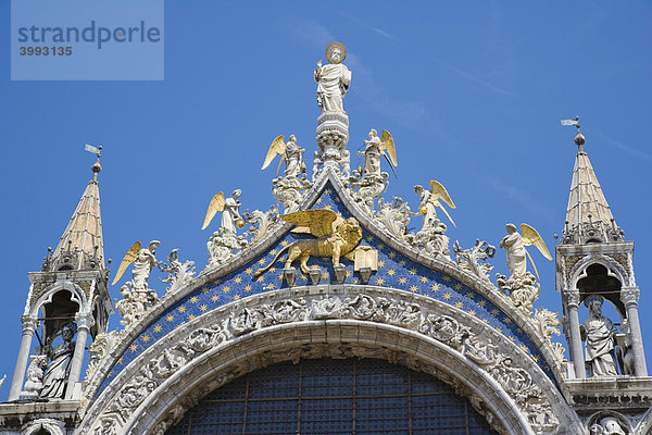 St Markus und die Engel auf der Spitze des Markusdoms  Piazza San Marco  Markusplatz  Venedig  Italien  Europa