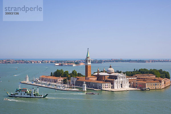 Blick auf Isola di San Giorgio Maggiore mit der Kirche San Giorgio Maggiore vom Campanile am Markusdom  Venedig  Italien  Europa