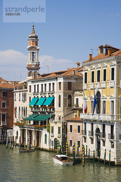 Die Spitze des Glockenturms der Kirche Santi Apostoli und der Canal Grande von der Ponte di Rialto  Rialto-Brücke  Venedig  Italien  Europa