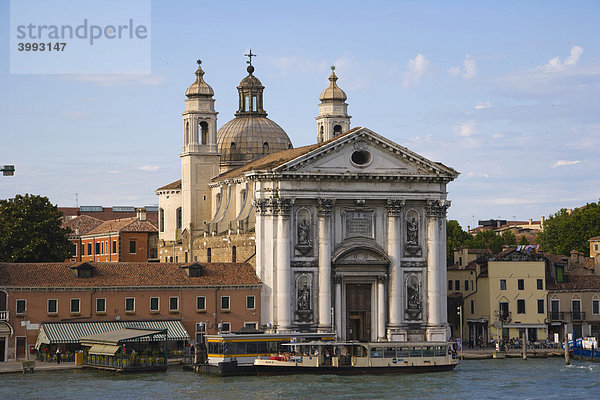 Blick auf die Fondamenta delle Zattere ai Gesuati mit der Kirche Santa Maria dei Rosario Dorsoduro vom Canale della Giudecca in der Nähe von Zattere  Venedig  Italien  Europa