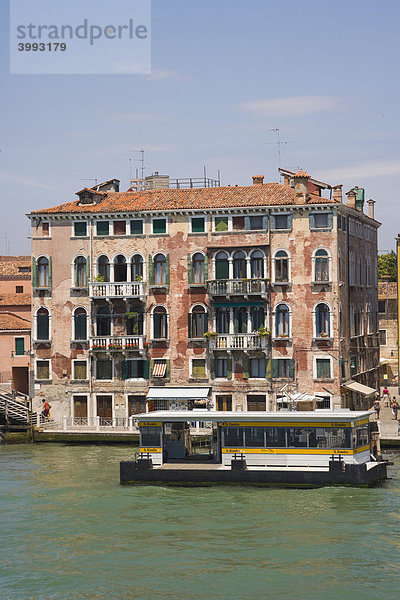 Blick auf die Fondamenta delle Zattere Straße mit Ponte Lungo Kanal vom Canale della Giudecca aus bei S Basilio  Venedig  Italien  Europa