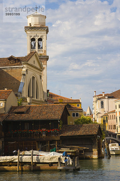 Rio San Trovaso  Bach  mit der Kirche von San Trovaso von der Brücke Ponte Lungo aus  Dorsoduro  Venedig  Italien  Europa