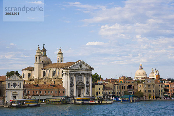 Blick auf die Fondamenta delle Zattere ai Gesuati mit der Kirche Santa Maria dei Rosario Dorsoduro vom Kanal Canale della Giudecca aus  in der Nähe von Zattere  Venedig  Italien  Europa
