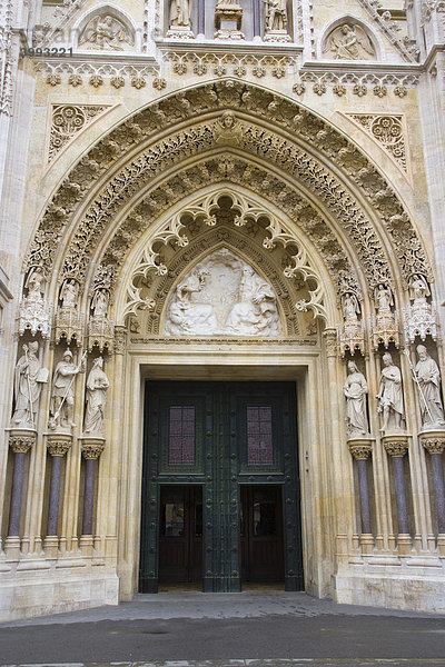 Eingang der Kathedrale von Zagreb  Zagrebacka katedrala  in Kaptol  Gornji Grad  Zagreb  Kroatien  Europa