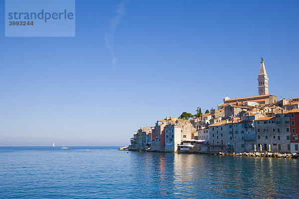 Altstadt  von der Mole des südlichen Hafens aus gesehen  Rovinj  Istrien  Kroatien  Europa