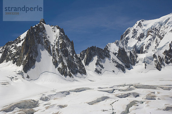 Tour Ronde Gipfel und Gletscherspalten des Gletschers Glacier du Geant  Mont-Blanc-Massiv  Alpen  Europa