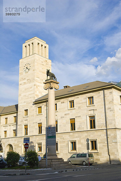 Uhrturm  Statue von Romulus und Remus und dem Wolf  auf der Piazza della Repubblica  Aosta  Aosta-Tal  Valle d'Aosta  Südtirol  Italien  Europa