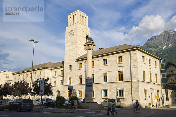 Uhrturm  Statue von Romulus und Remus und dem Wolf  auf der Piazza della Repubblica  Aosta  Aosta-Tal  Valle d'Aosta  Südtirol  Italien  Europa