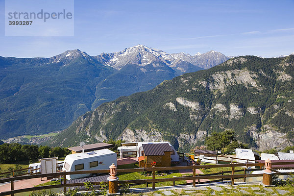 Blick auf die Berge von der Terrasse des Dalai Lama Village  Camping Club  Chatillon  Matterhorn-Tal  Aosta-Tal  Valle d'Aosta  Südtirol  Italien  Europa