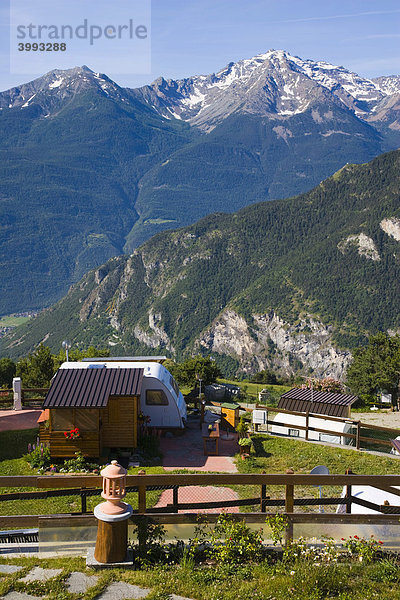 Blick auf die Berge von der Terrasse des Dalai Lama Village  Camping Club  Chatillon  Matterhorn-Tal  Aosta-Tal  Valle d'Aosta  Südtirol  Italien  Europa