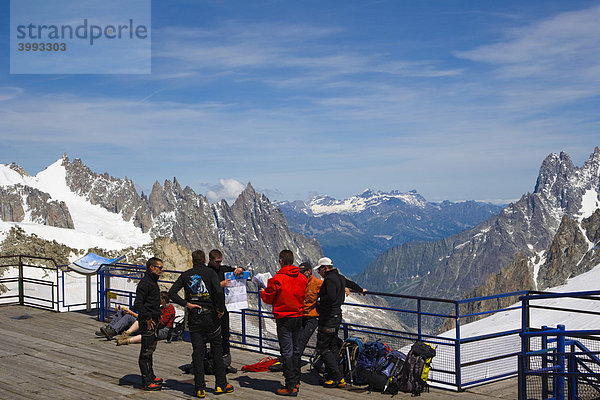 Blick auf den Gletscher von der Sonnenterrasse am Punta Helbronner  Funivie Monte Bianco  Mont Blanc Seilbahn  Mont-Blanc-Gruppe  Alpen  Italien  Europa