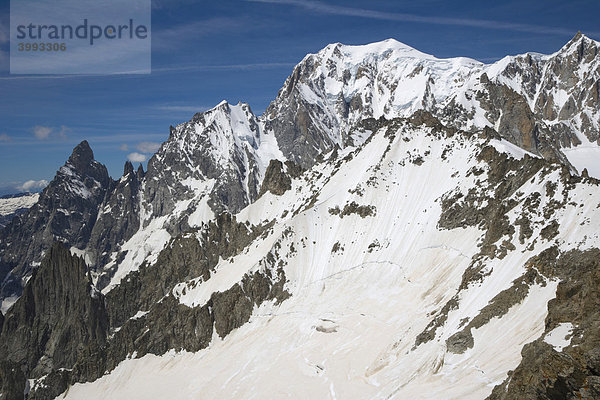 Berge Aiguille Noire de Peuterey und Aiguille Blanche de Peuterey  Mont Blanc  Mont Blanc de Courmayeur  Mont Maudit Gipfel  Mont-Blanc-Gruppe  Alpen  Italien  Europa