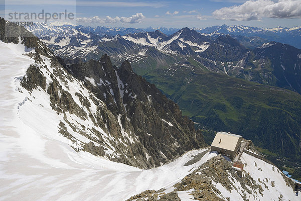 Rifugio Torino Alpenhütte vom Punta Helbronner aus gesehen  Funivie Monte Bianco  Mont Blanc Seilbahn  Mont-Blanc-Gruppe  Alpen  Italien  Europa