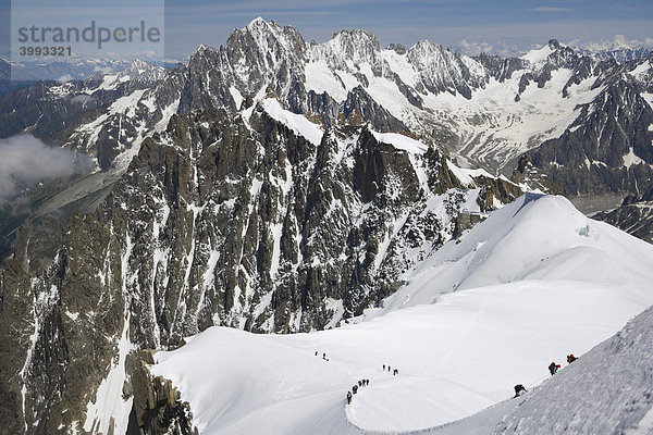 Bergsteiger steigen aus dem VallÈe Blanche Tal zum Aiguille du Midi auf  Chamonix  Mont-Blanc-Gruppe  Alpen  Frankreich  Europa