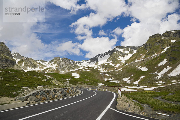 Blick auf die Walliser Alpen  vom Grossen St. Bernhard-Pass aus  Col du Grand-Saint-Bernard  Colle del Gran San Bernardo  Westalpen  Italien  Europa