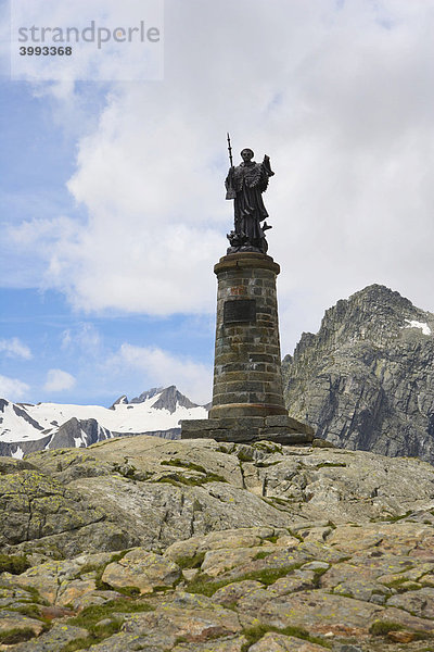 Die Statue des heiligen Bernhards  Grand Saint-Bernard  Grosser St. Bernhard-Pass  Col du Grand-Saint-Bernard  Colle del Gran San Bernardo  Walliser Alpen  Italien  Europa