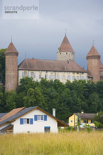 Das Schloss von Estavayer  Chateau de Chenaux vu de l'Est  Estavayer-le-Lac  Kanton Freiburg  Schweiz  Europa