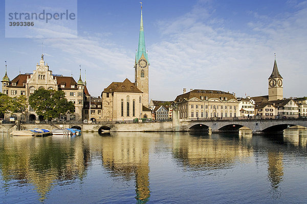 Zürcher Altstadt an der Limmat mit der Fraumünster Kirche und der Münsterbrücke  rechts die St. Peterskirche  Zürich  Schweiz  Europa