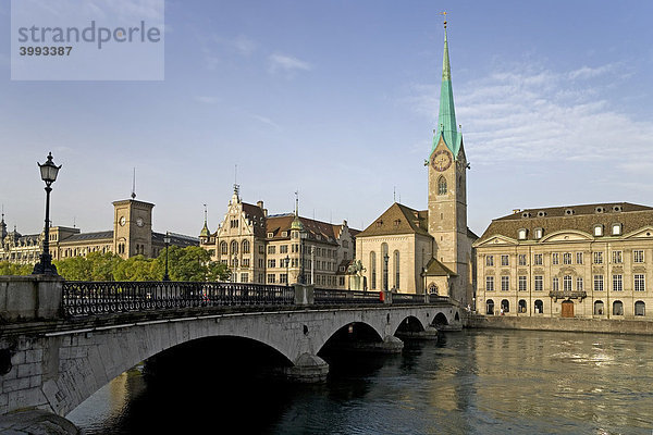 Zürcher Altstadt an der Limmat mit der Fraumünster Kirche und der Münsterbrücke  Zürich  Schweiz  Europa