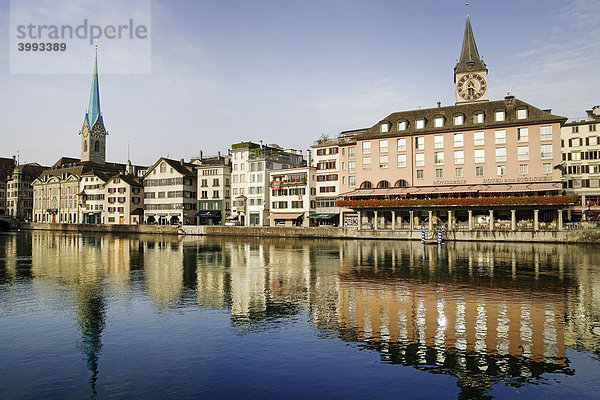 Zürcher Altstadt an der Limmat mit der St. Peterskirche rechts und Fraumünster links  Zürich  Schweiz  Europa